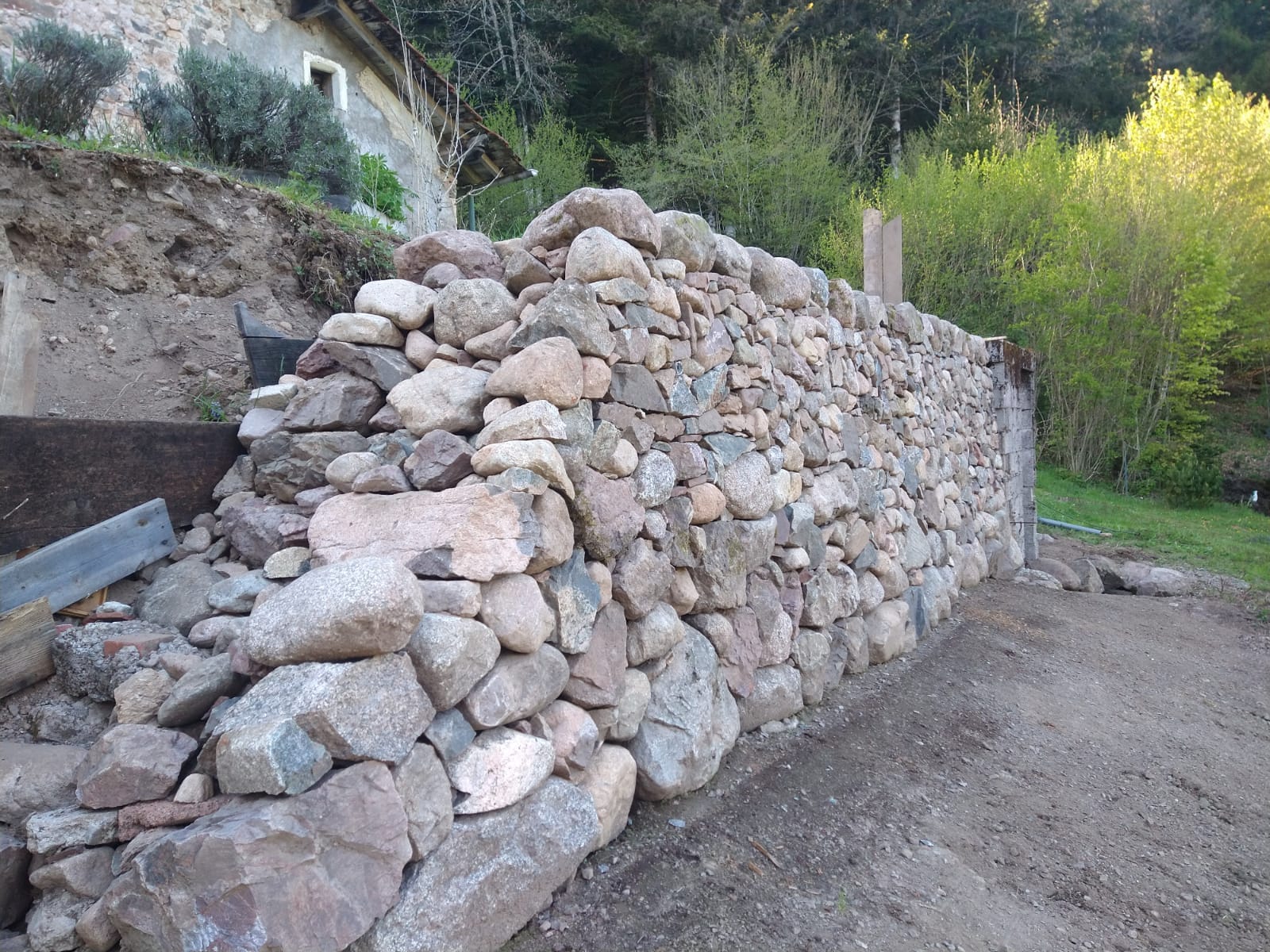 Chantier dans les Vosges - mur de granit, pierre sèche