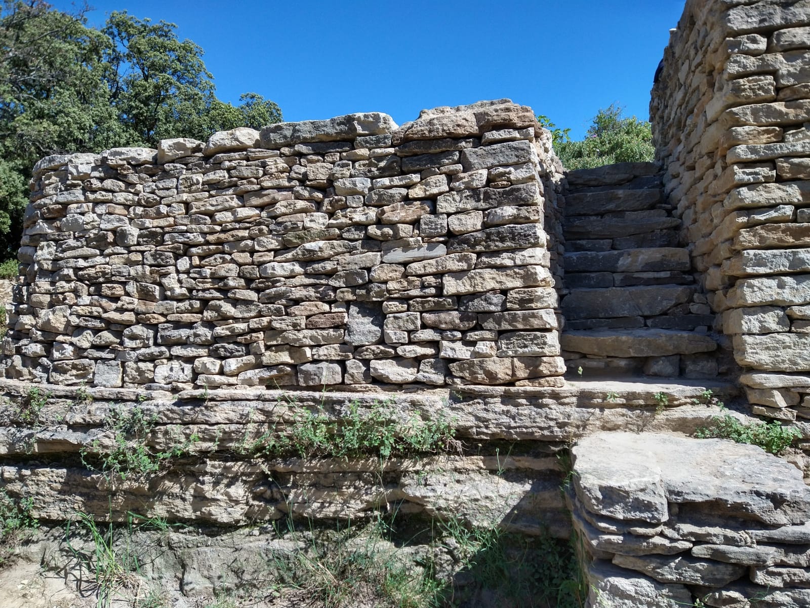 Vaucluse — escalier et mur de soutènement en pierre sèche